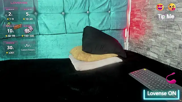 Snapshot of Cloee66 chatting on 11-29-25, 01:36 Cloee66 online show from 11-29-25, 01:36