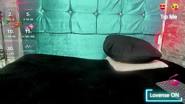 Snapshot of Cloee66 chatting on 12-02-25, 06:25 Cloee66 online show from 12-02-25, 06:25