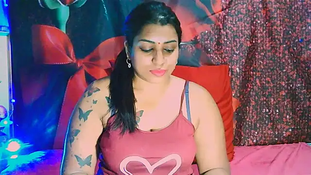 Snapshot of RoyalIndianCreamPuff chatting on 01-11-25, 05:40 RoyalIndianCreamPuff online show from 01-11-25, 05:40
