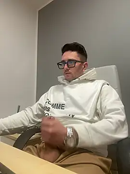 Snapshot of masterboss_ chatting on 01-19-25, 06:32 masterboss  online show from 01-19-25, 06:32