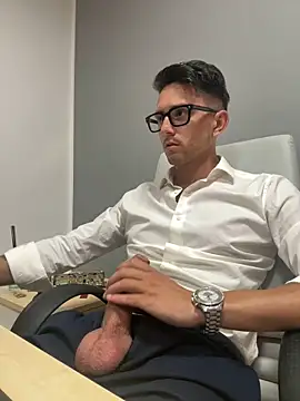 Snapshot of masterboss_ chatting on 09-12-25, 11:43 masterboss  online show from 09-12-25, 11:43