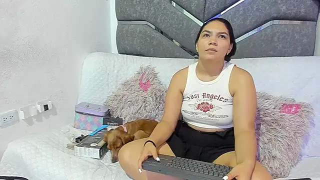 Snapshot of Latinos_couples chatting on 11-22-25, 04:11 Latinos couples online show from 11-22-25, 04:11