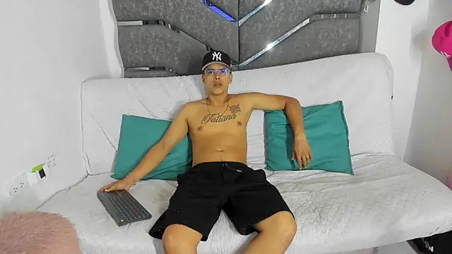 Snapshot of Latinos_couples chatting on 01-07-26, 12:46 Latinos couples online show from 01-07-26, 12:46