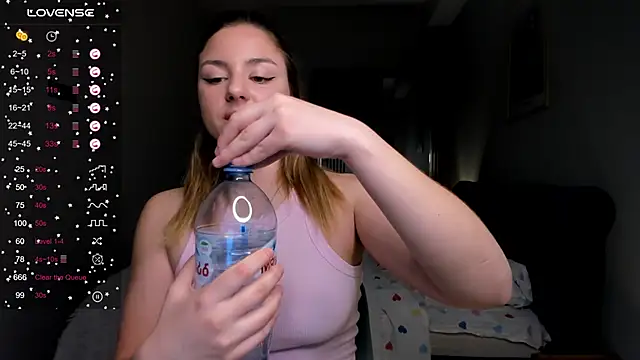 Snapshot of ThreeshaWhite chatting on 03-18-25, 03:53 ThreeshaWhite online show from 03-18-25, 03:53