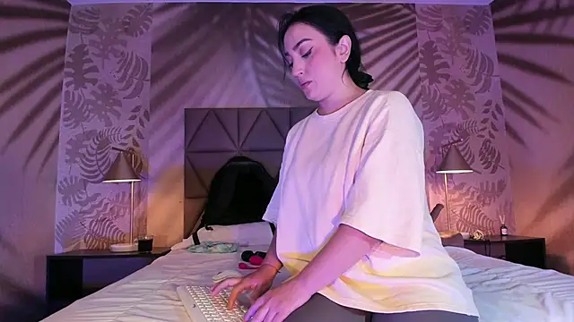 Snapshot of LIAH_IZUMI chatting on 02-25-26, 01:21 LIAH IZUMI online show from 02-25-26, 01:21