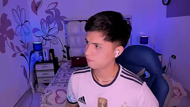 Snapshot of Niicky1_ chatting on 12-13-24, 08:26 Niicky1 online show from 12-13-24, 08:26