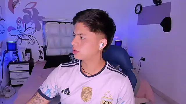 Snapshot of Niicky1_ chatting on 12-18-24, 08:47 Niicky1 online show from 12-18-24, 08:47