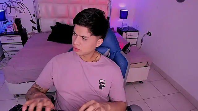 Snapshot of Niicky1_ chatting on 12-20-24, 09:06 Niicky1 online show from 12-20-24, 09:06