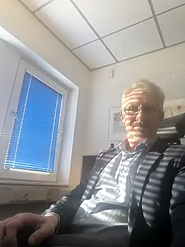 Snapshot of tom-swede chatting on 03-17-25, 04:01 tom-swede online show from 03-17-25, 04:01