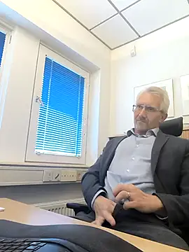 Snapshot of tom-swede chatting on 10-09-25, 02:37 tom-swede online show from 10-09-25, 02:37