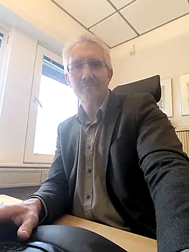 Snapshot of tom-swede chatting on 10-21-25, 02:51 tom-swede online show from 10-21-25, 02:51