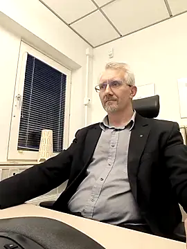 Snapshot of tom-swede chatting on 12-22-25, 03:53 tom-swede online show from 12-22-25, 03:53