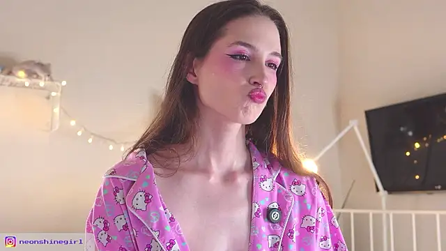 Snapshot of NeonShine chatting on 02-11-26, 05:56 NeonShine online show from 02-11-26, 05:56