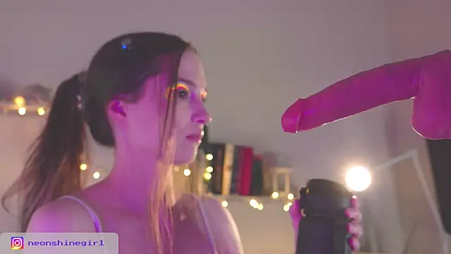 Snapshot of NeonShine chatting on 02-25-26, 06:45 NeonShine online show from 02-25-26, 06:45