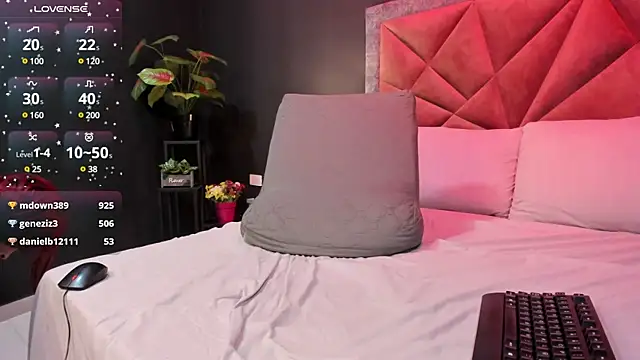 Snapshot of mia_milff chatting on 02-17-25, 12:32 mia milff online show from 02-17-25, 12:32