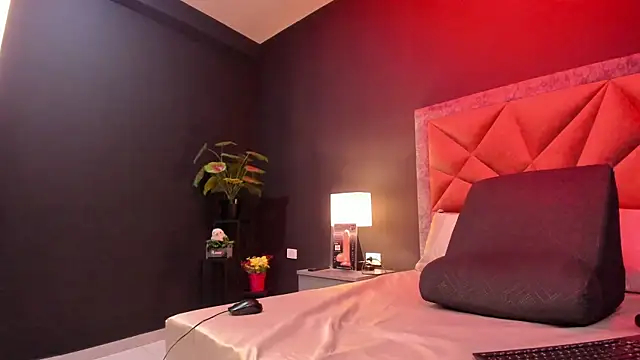 Snapshot of mia_milff chatting on 10-17-25, 06:43 mia milff online show from 10-17-25, 06:43