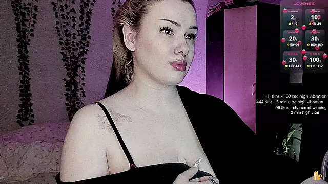 Snapshot of strawberry_elfcat chatting on 06-17-26, 01:30 strawberry elfcat online show from 06-17-26, 01:30