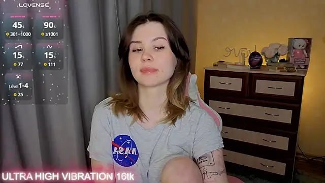 Snapshot of cutie_mili chatting on 12-18-25, 09:59 cutie mili online show from 12-18-25, 09:59