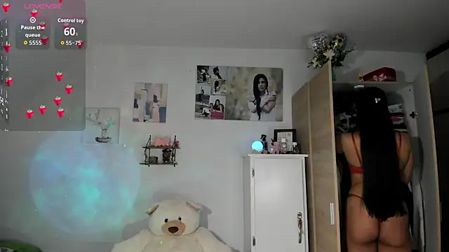 Snapshot of VeronikaOlsen chatting on 09-28-25, 04:45 VeronikaOlsen online show from 09-28-25, 04:45