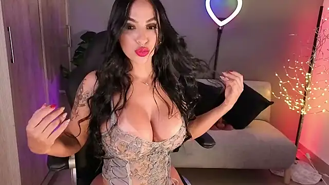 Snapshot of alina_cruz chatting on 12-15-25, 11:09 alina cruz online show from 12-15-25, 11:09