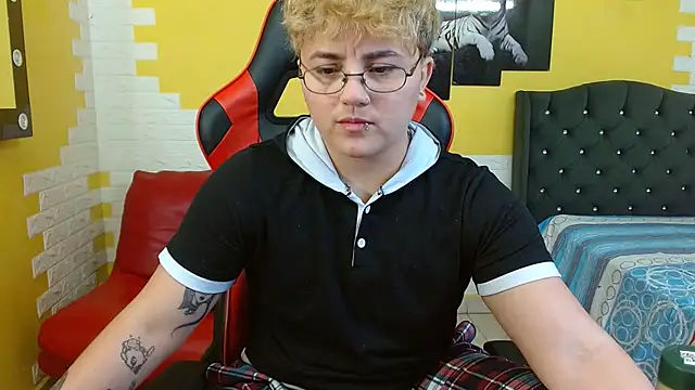 isabeautyx19 online show from 10-05-25, 01:48