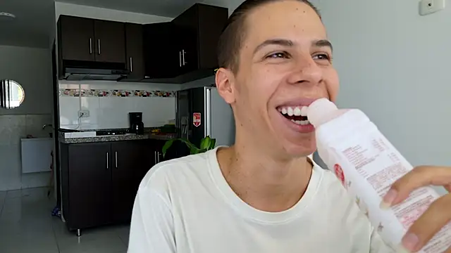 Snapshot of grey___27 chatting on 02-19-25, 06:00 grey 27 online show from 02-19-25, 06:00