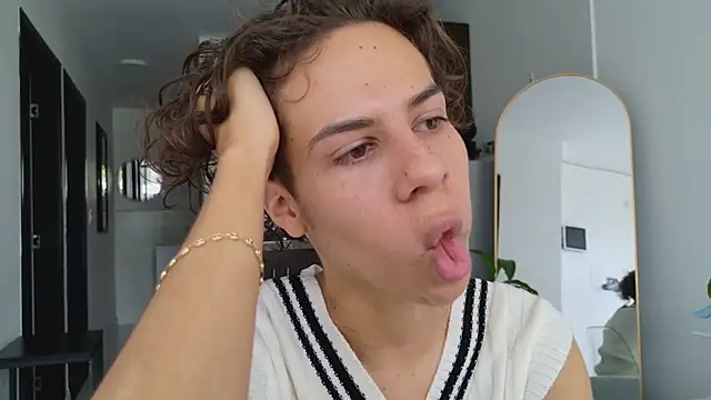 Snapshot of grey___27 chatting on 03-11-25, 03:12 grey 27 online show from 03-11-25, 03:12