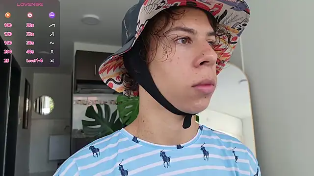 Snapshot of grey___27 chatting on 10-19-25, 12:17 grey 27 online show from 10-19-25, 12:17