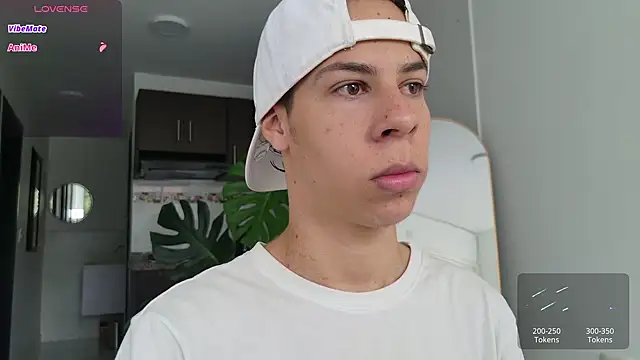 Snapshot of grey___27 chatting on 10-20-25, 12:27 grey 27 online show from 10-20-25, 12:27