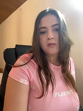 Snapshot of Kamilla_Loop chatting on 10-29-25, 09:38 Kamilla Loop online show from 10-29-25, 09:38