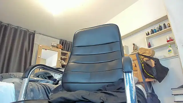 Snapshot of pollet_brown chatting on 06-19-26, 01:10 pollet brown online show from 06-19-26, 01:10