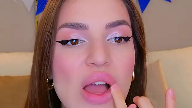 Snapshot of BellaHalles chatting on 10-05-25, 06:12 BellaHalles online show from 10-05-25, 06:12