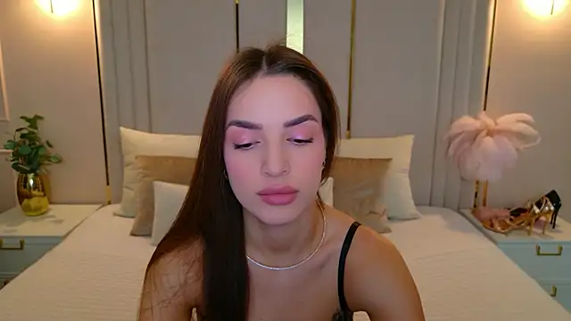 Snapshot of BellaHalles chatting on 11-30-25, 05:44 BellaHalles online show from 11-30-25, 05:44