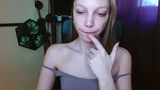 EmillyPlay online show from 04-20-26, 01:47