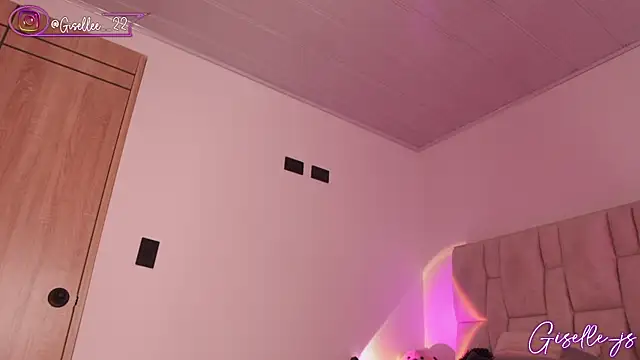 Snapshot of giselle_js chatting on 01-08-25, 03:17 giselle js online show from 01-08-25, 03:17