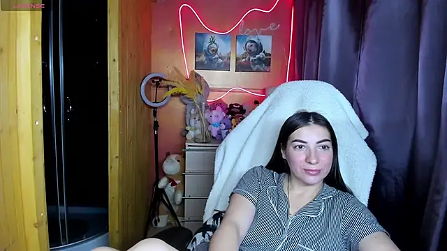 Fiery Brunette  online show from 11-29-25, 06:05