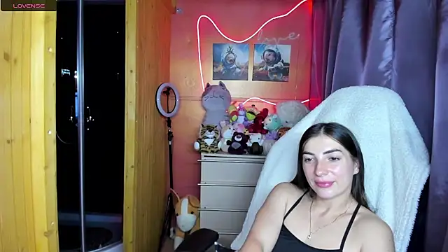 Fiery Brunette  online show from 07-21-26, 04:15