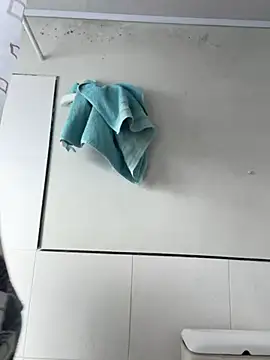 Snapshot of hannahb-e chatting on 01-19-25, 12:17 hannahb-e online show from 01-19-25, 12:17