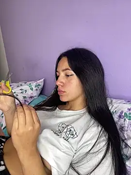 Snapshot of hannahb-e chatting on 01-30-25, 05:39 hannahb-e online show from 01-30-25, 05:39