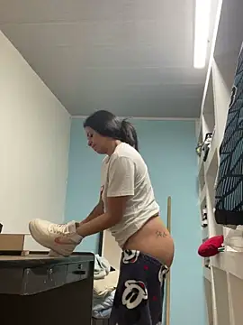 Snapshot of hannahb-e chatting on 02-15-25, 09:48 hannahb-e online show from 02-15-25, 09:48