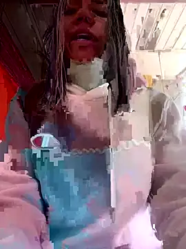 Snapshot of hannahb-e chatting on 02-26-25, 04:03 hannahb-e online show from 02-26-25, 04:03