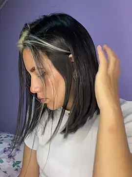 Snapshot of hannahb-e chatting on 03-04-25, 10:49 hannahb-e online show from 03-04-25, 10:49