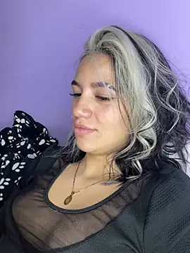 Snapshot of hannahb-e chatting on 03-08-25, 12:11 hannahb-e online show from 03-08-25, 12:11