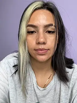 Snapshot of hannahb-e chatting on 03-18-25, 05:10 hannahb-e online show from 03-18-25, 05:10