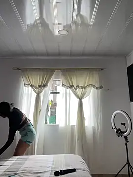 Snapshot of hannahb-e chatting on 09-11-25, 03:12 hannahb-e online show from 09-11-25, 03:12