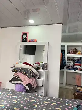 Snapshot of hannahb-e chatting on 09-22-25, 05:26 hannahb-e online show from 09-22-25, 05:26