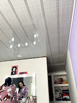 Snapshot of hannahb-e chatting on 09-26-25, 04:11 hannahb-e online show from 09-26-25, 04:11