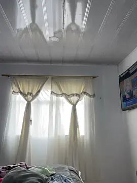 Snapshot of hannahb-e chatting on 10-01-25, 02:45 hannahb-e online show from 10-01-25, 02:45