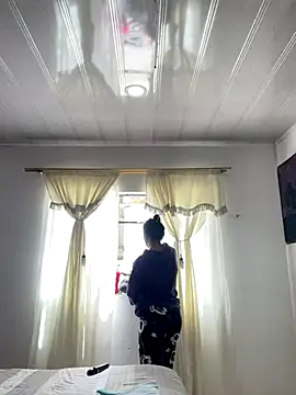 Snapshot of hannahb-e chatting on 10-18-25, 04:08 hannahb-e online show from 10-18-25, 04:08