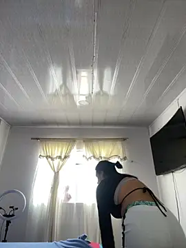 Snapshot of hannahb-e chatting on 10-24-25, 07:54 hannahb-e online show from 10-24-25, 07:54